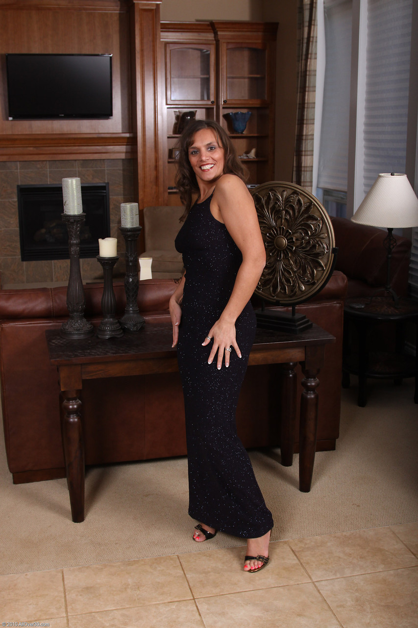 クララ・ホットな人妻がハイヒールでセクシーなストリップ中に大きなお尻を見せつける