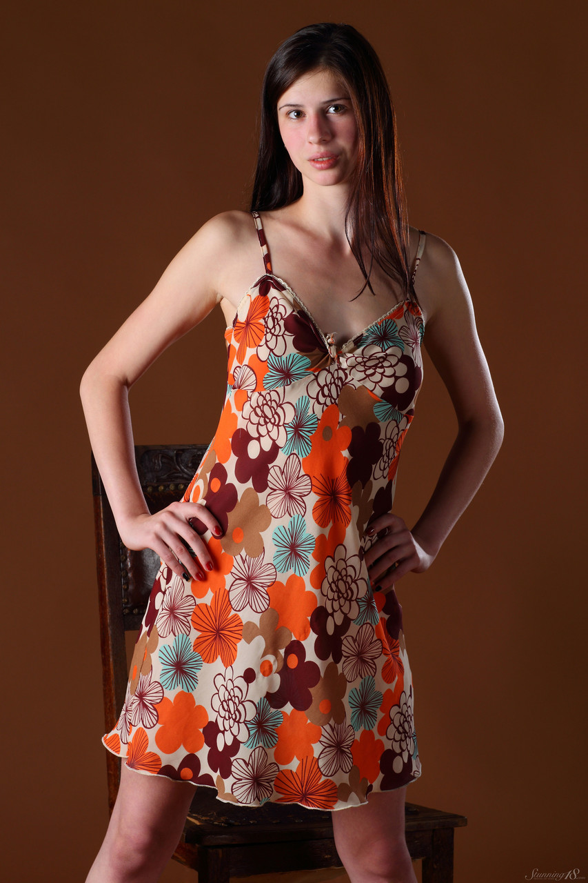 شابة رياضية مسلمة تخلع فستانها لتكشف عن جسدها النحيل وال머تعطرة والمحولة