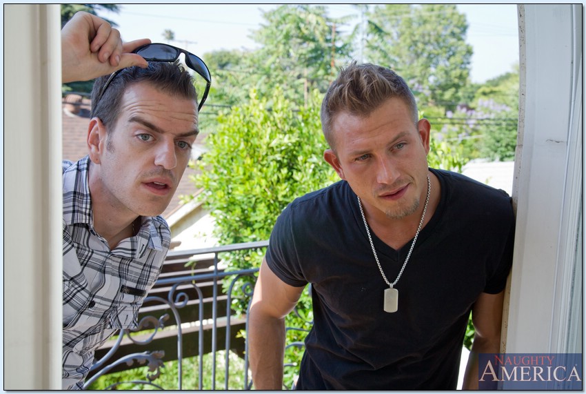 جيسي فولت ذات الثديين الصغيرين تُوسع فتحة مؤخرتها بقضيب كبير