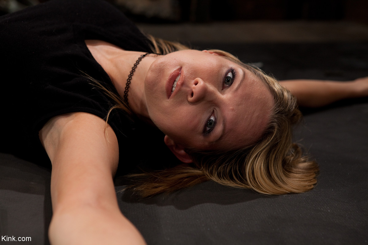 淫蕩寶貝擁有令人難以置信的身體在女同性戀BDSM性行動中