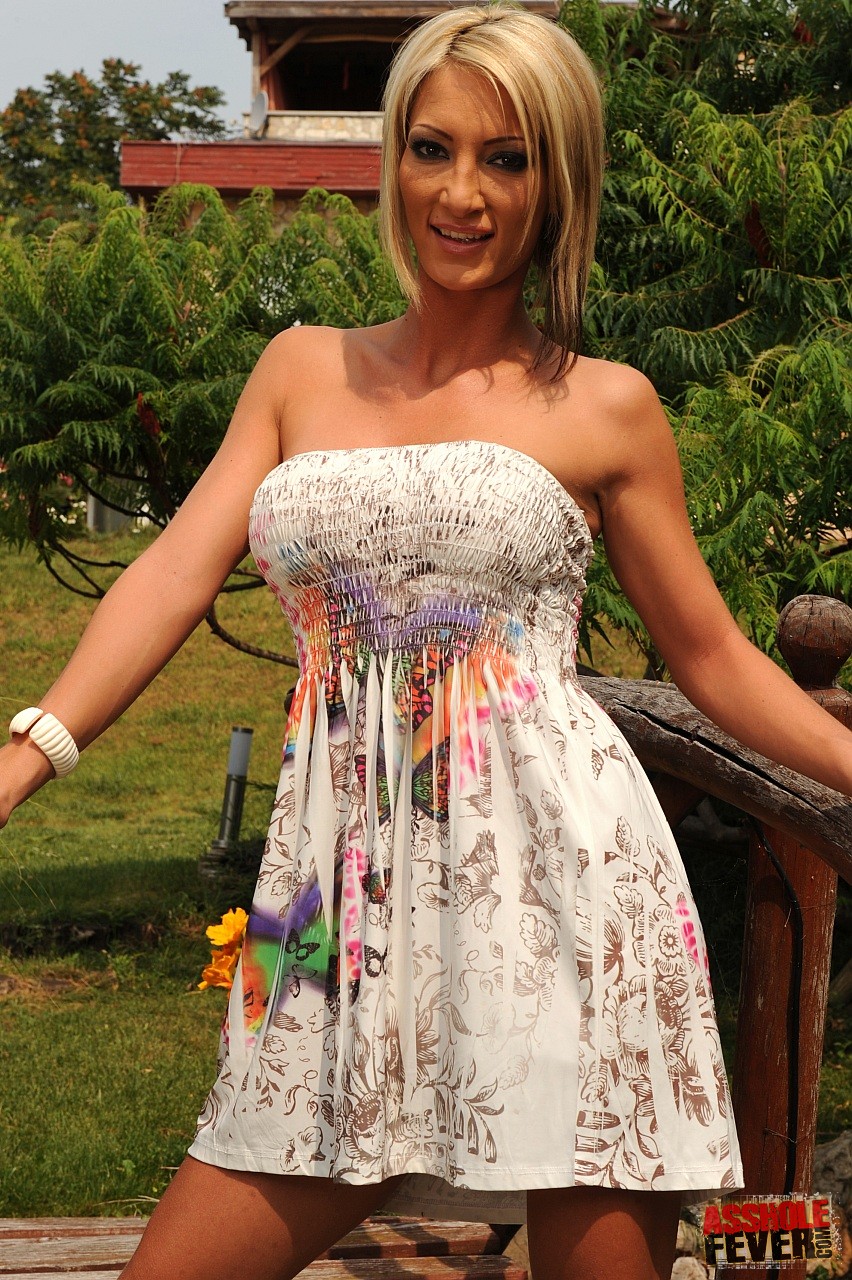 匈牙利金发Pearl Diamond边玩假奶边被肛