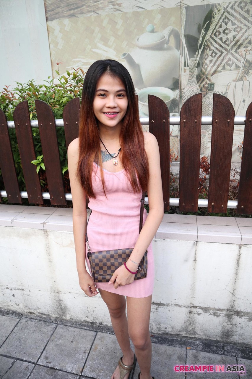 Adolescente Asiática Magra Mai Expõe Figura Esguia No Quarto De Hotel