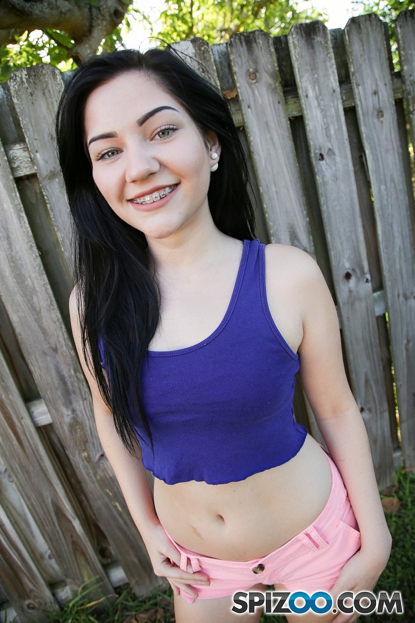 美国Karly Baker拥有天然乳房在院子里脱掉短裤