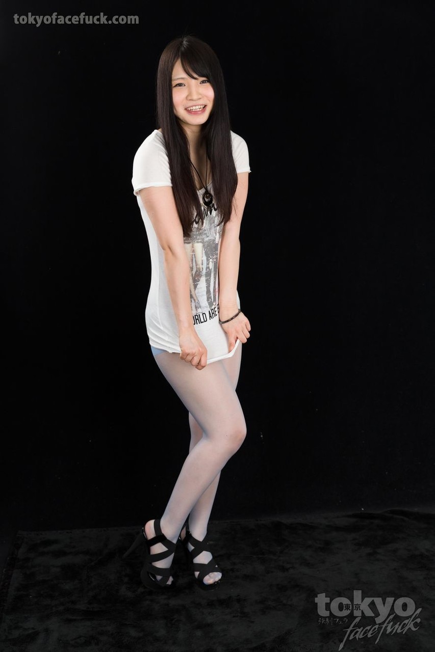 जापानी लड़की को ज़बरदस्ती मुंह में लिया गया जबकि उसकी पैंटीहोस फाड़ दी गई