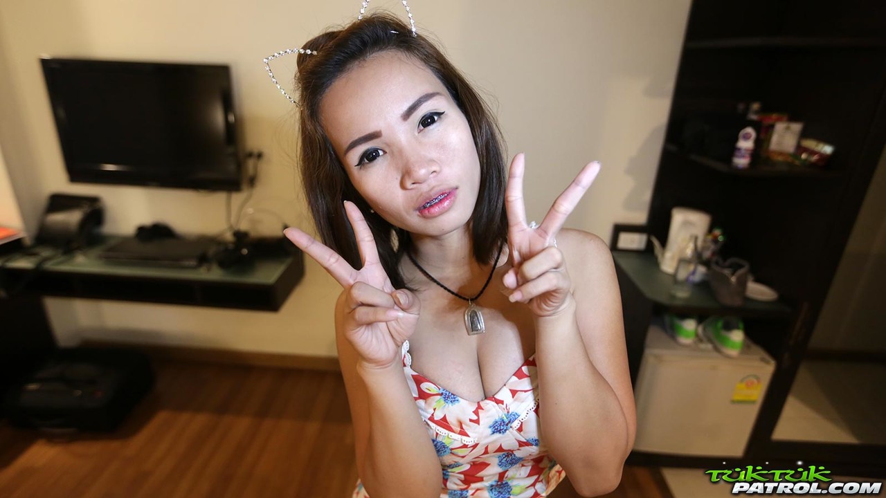 تايلاندية للمرة الأولى تكشف عن أثداء طبيعية كبيرة ومهبل على سرير غرفة النزل