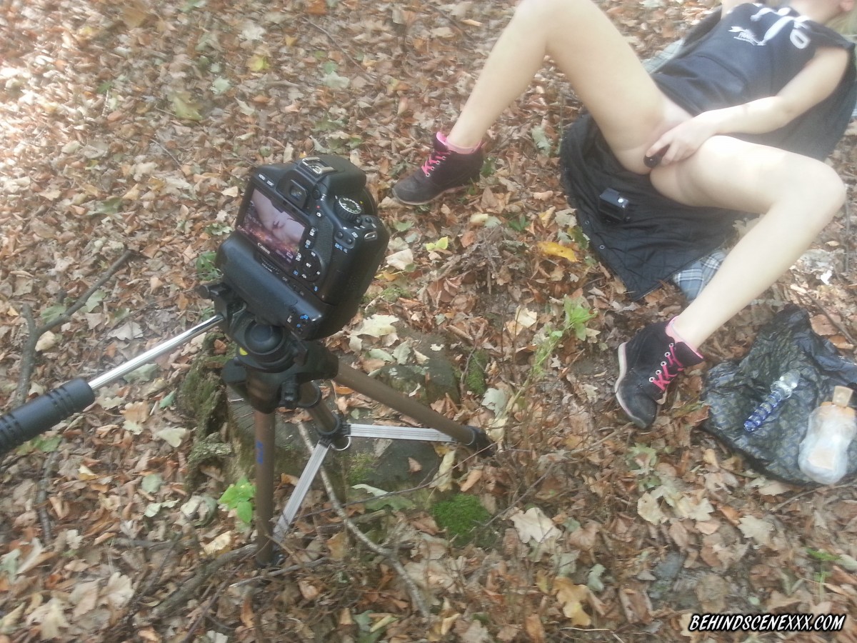 Роговая Елена Снимает Себя Мастурбирующей На Лиственной Земле В Лесу