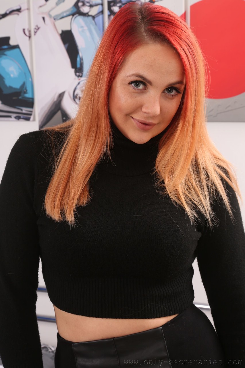 Die Kinky Füchsin Kara Carter Zeigt Ihre Fantastischen Titten In Dessous