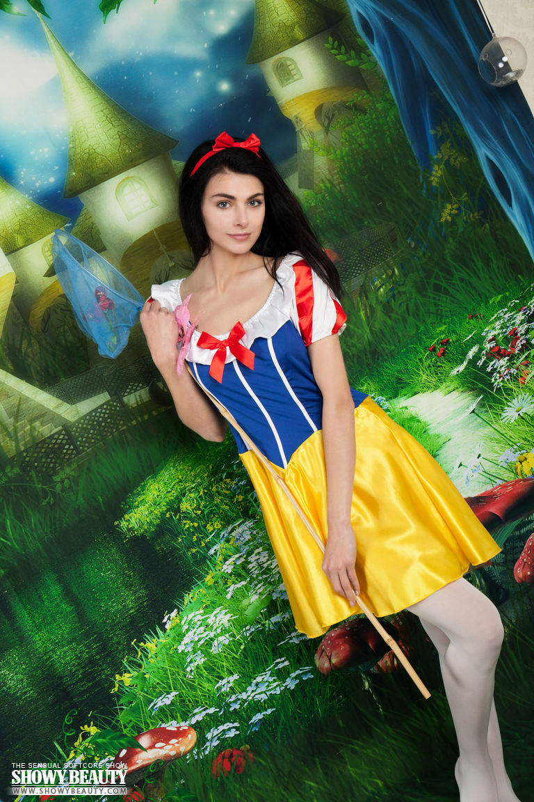 पतली सांवली लड़की प्यारा कॉसप्ले आउटफिट उतारकर नंगी पोज देती है