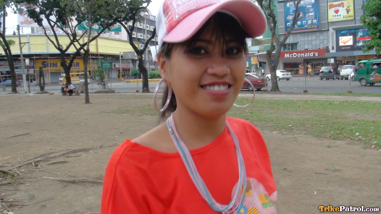 Charm Tolentino Asiática Amadora Chupa Um Pau Duro Antes De Levar Por Trás