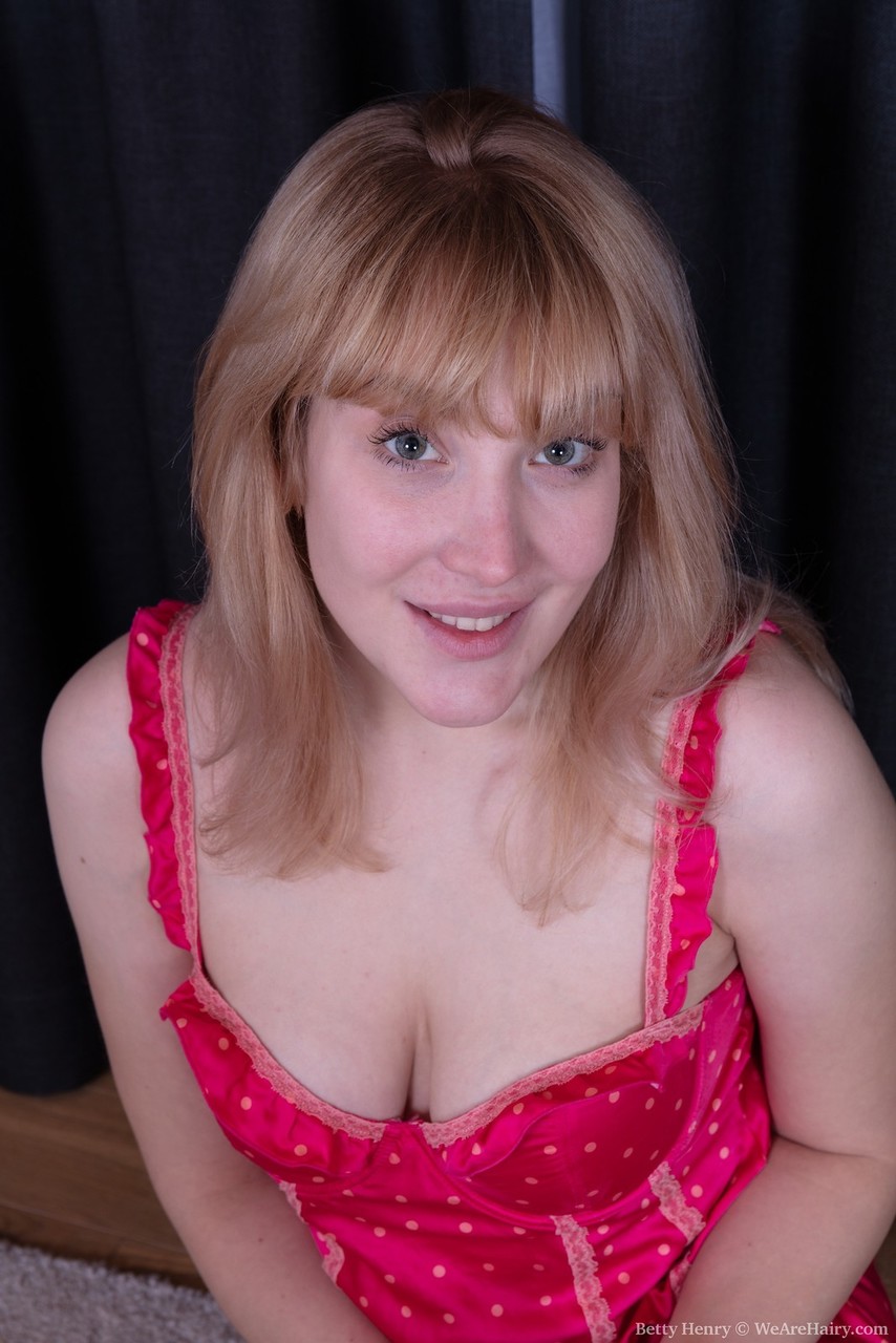 Garota Amadora Betty Henry Mostra Buceta Peluda Depois De Ficar Nua