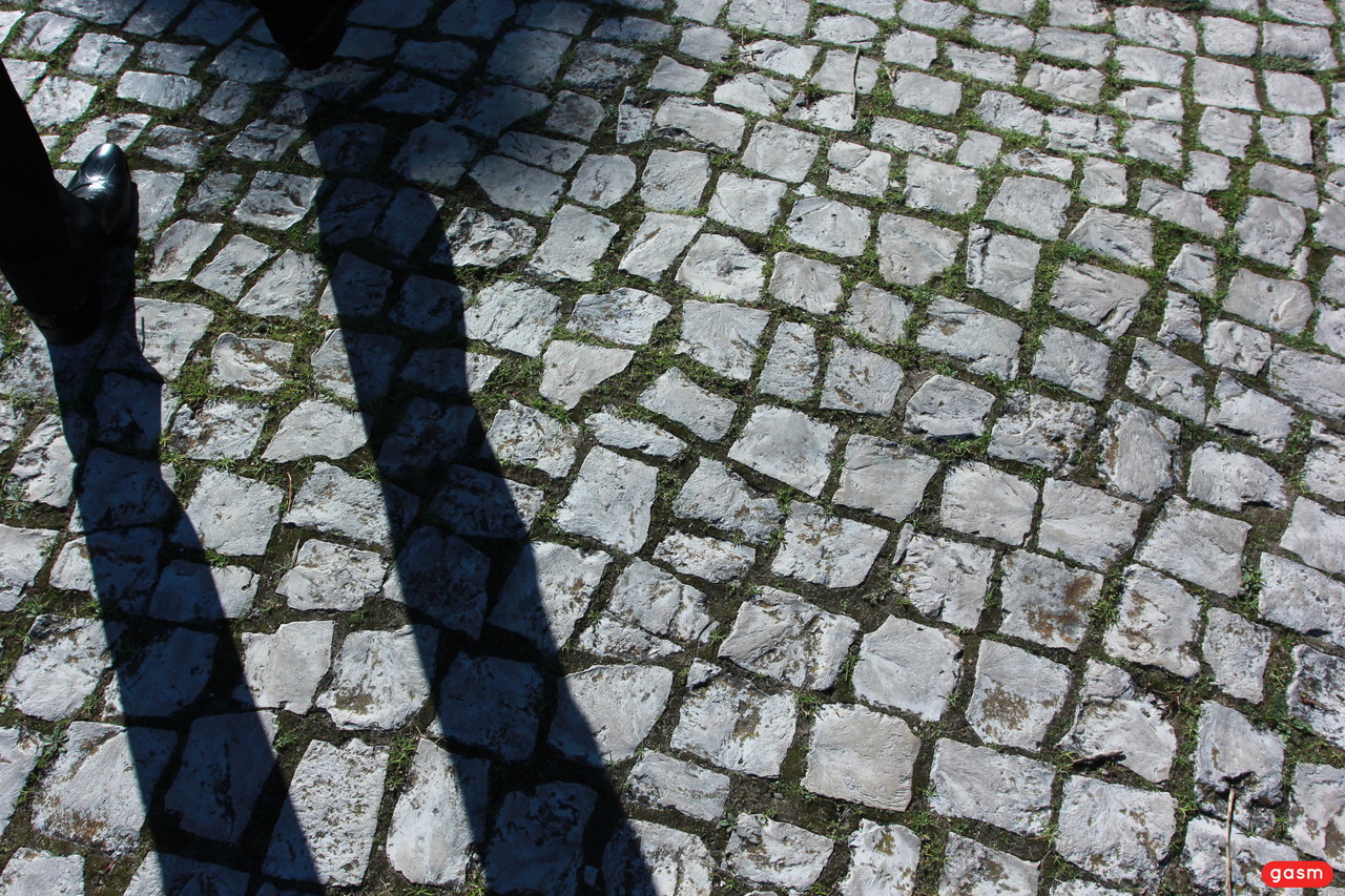 性感业余模特丽贝卡·皮纳尔穿着商务制服和高跟鞋摆姿势