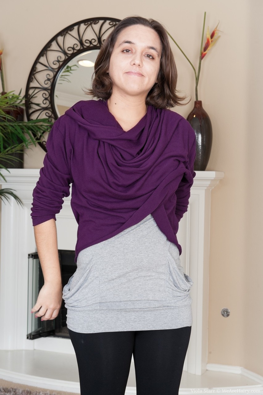 一人娘ヴィオラ・スターがリビングルームで腋毛と陰毛を披露