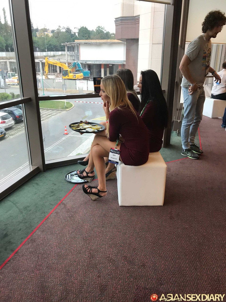 业余女郎大奶子Wan E 给出伟大的Blowjob 并裸体 Pose