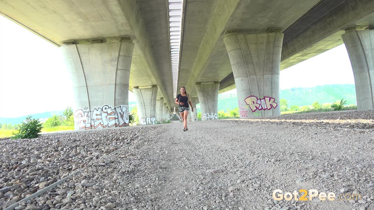 الشقراء جينا لوفلي تتبول تحت الجسر