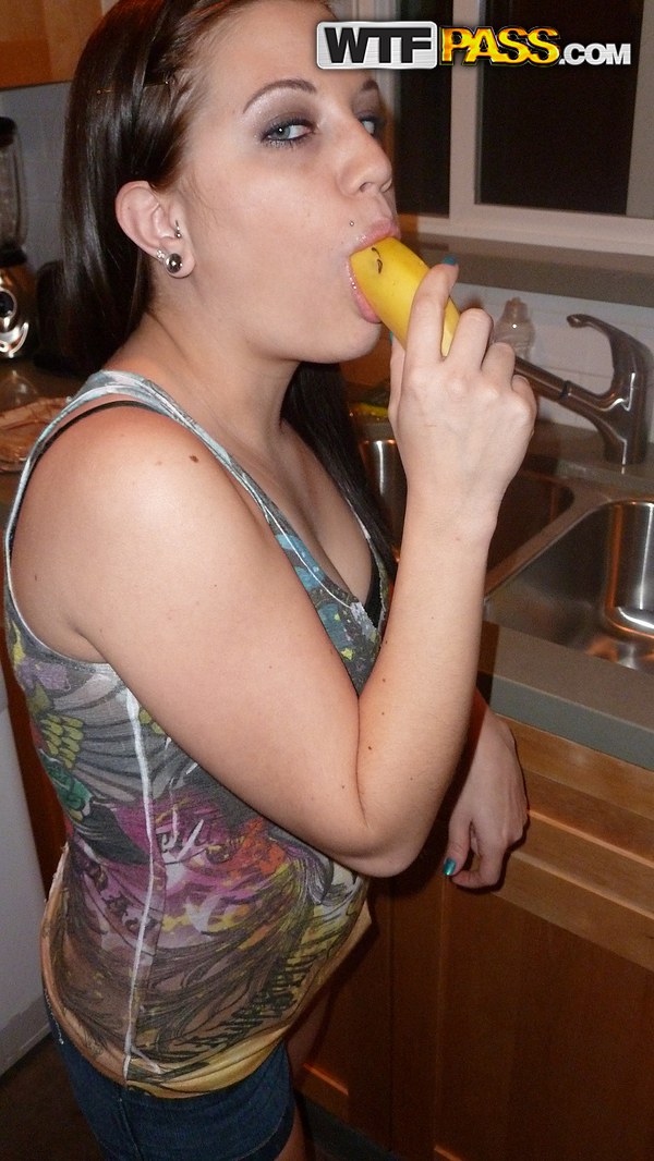 Brünette Ersttimerin Mit Pierced Zunge Macht Hausgemachtes POV Sextape