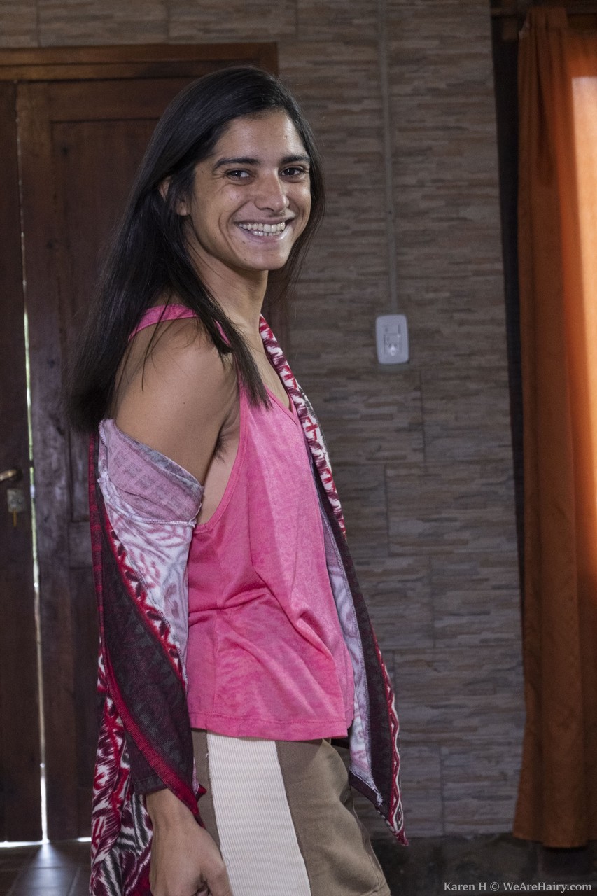 异国风情的少女Karen H 展示她的毛茸茸的腋窝和阴道在摆姿势裸体