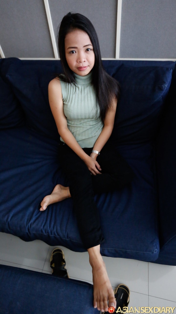 الجمال الآسيوي الصغير نيسا تتعري في الكاستينغ وتُمارس الجنس في POV