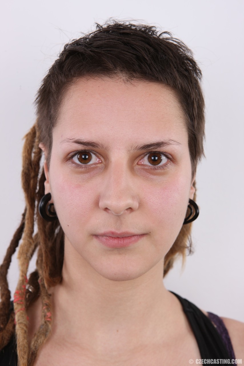 Любительская Модель Ханка Показывает Свежевыбритую Пизду После Раскрытия