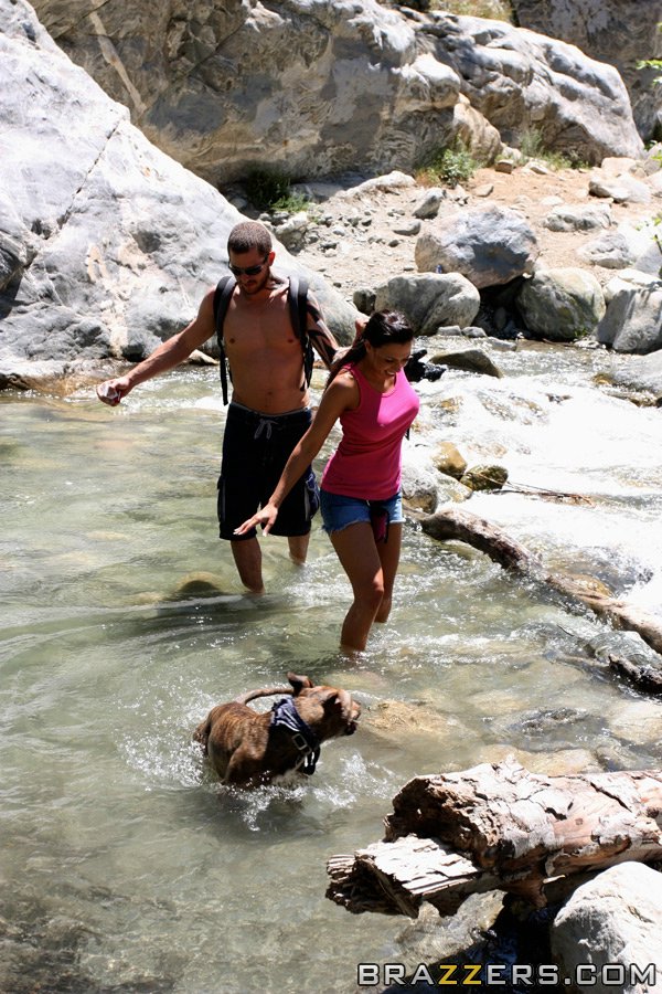 बस्टी राहेल स्टार नंगे बदन में बंजी जंपिंग करती हैं