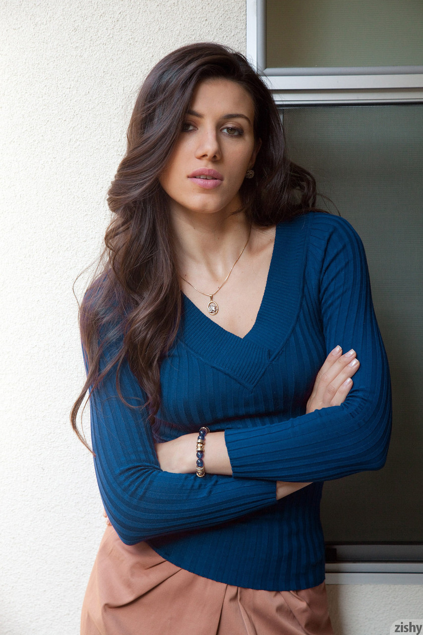 Brunette Schönheit Lavi Neagu Verliert Ihren Rock Und Posiert In Spitzenunterwäsche