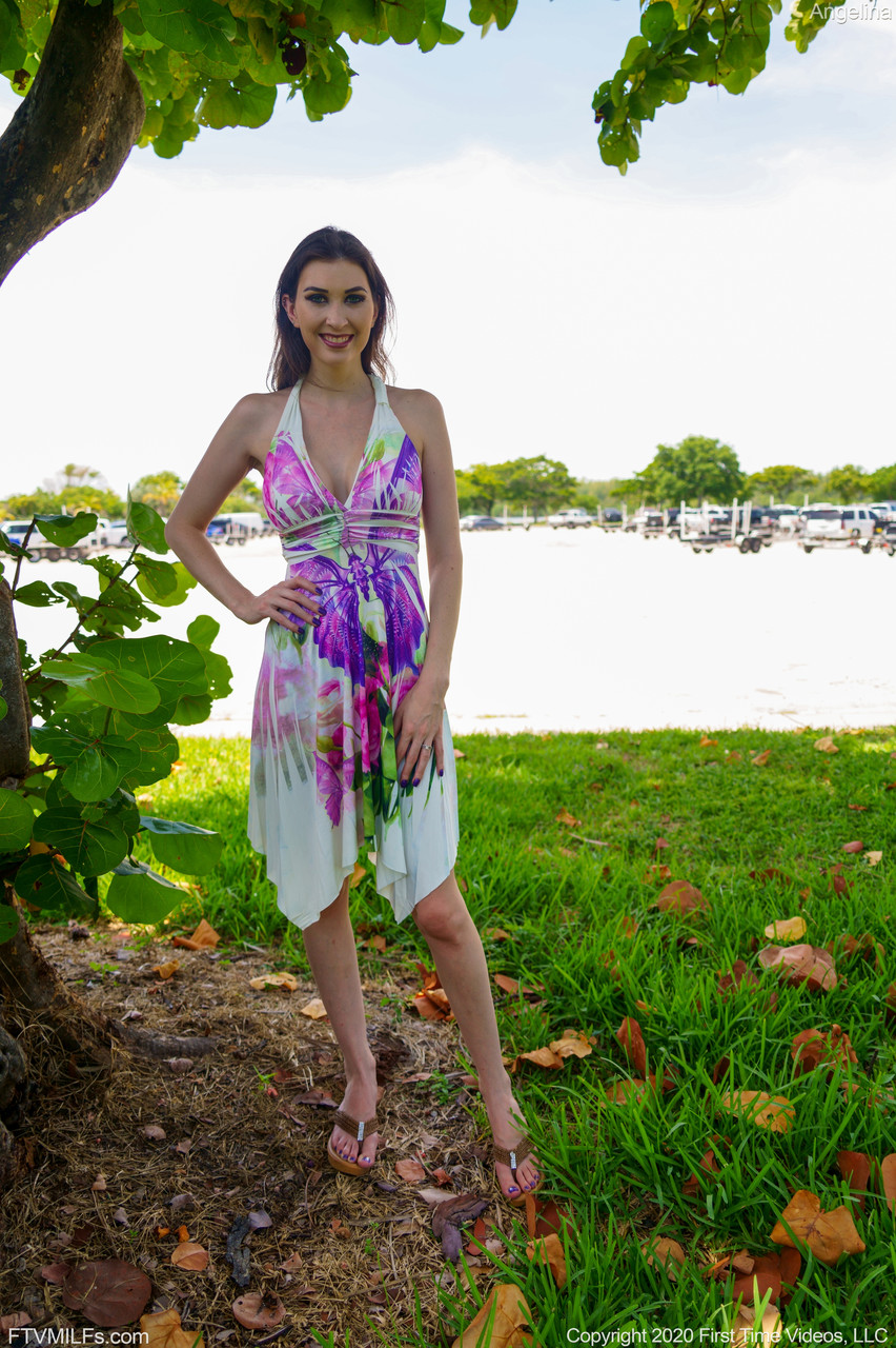 業餘美女安吉莉娜在公共場所脫下長裙展現大胸部