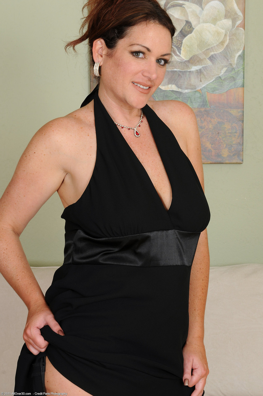 Amatrice Milf Ryan Dévoile De Grosses Seins Naturels Et Un Gros Fessier Rond