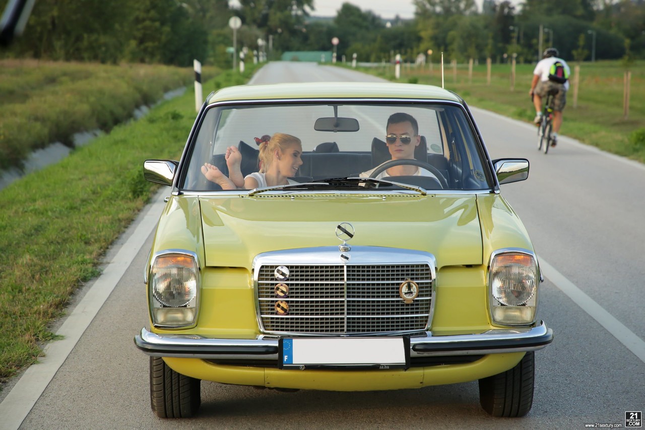 Petite Rubia Nesty Muestra Sus Pies Sexy Afuera Y Da Un Footjob Caliente