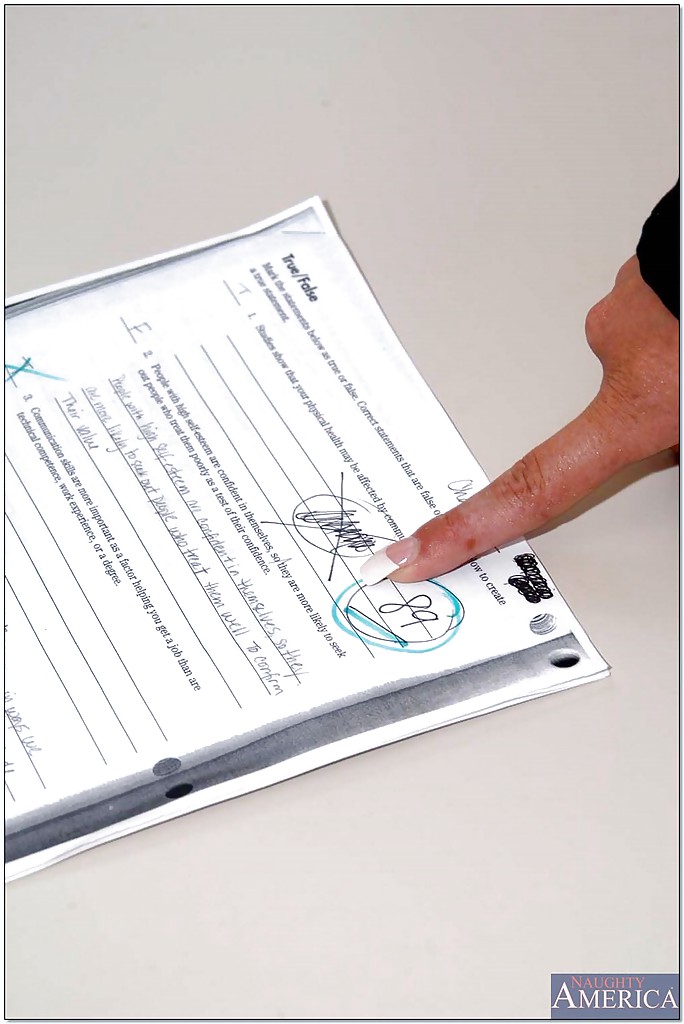 فتاة مكتب جنسية تيجان بريسلي بقرص العين يبرز المهبل والجنس