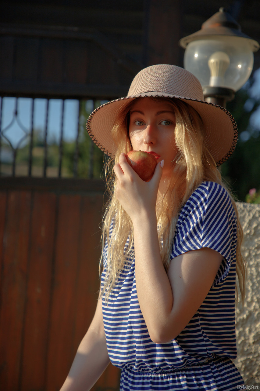 若いロシアの女の子Katty MussがLovely乳房と毛深い膣を屋外で見せる