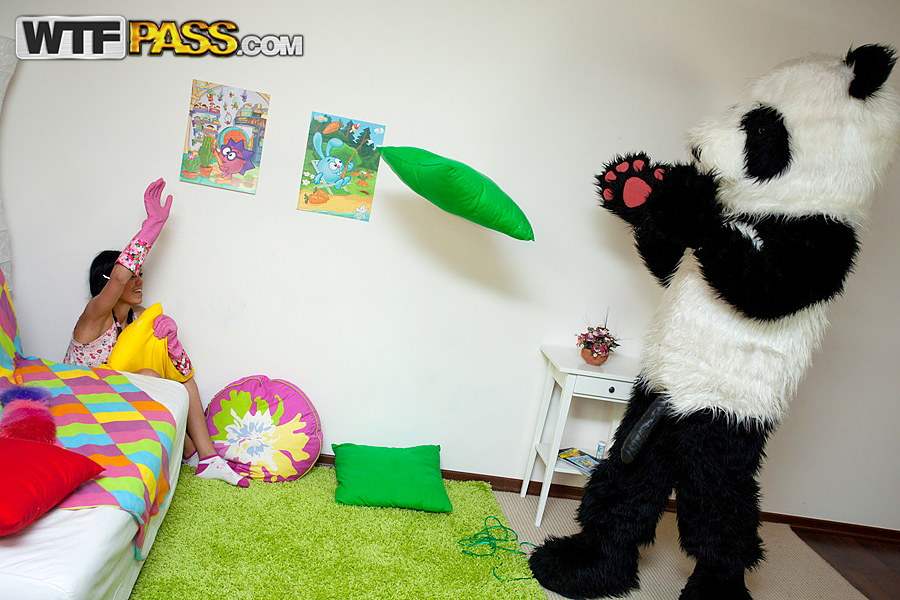 細身の黒髪ロングの少女がピッグテールでパンダに犯される