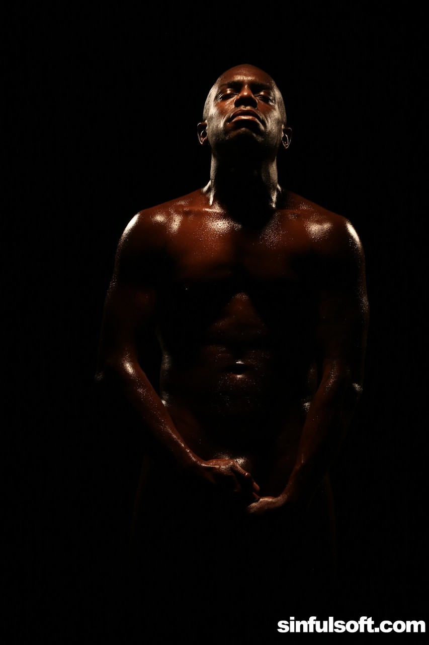 Anita Bellini 青少年 拥有性感油亮身体 被黑人男子口交取悦