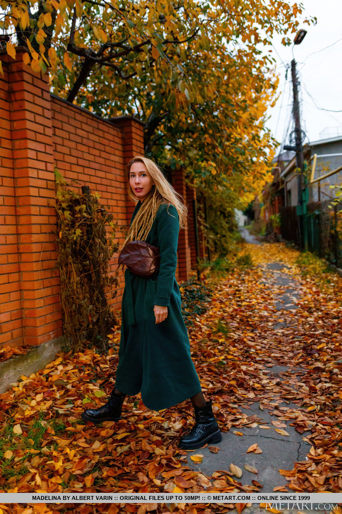 Jeune Rouquine Madelina Se Déshabille Entièrement À L'intérieur
