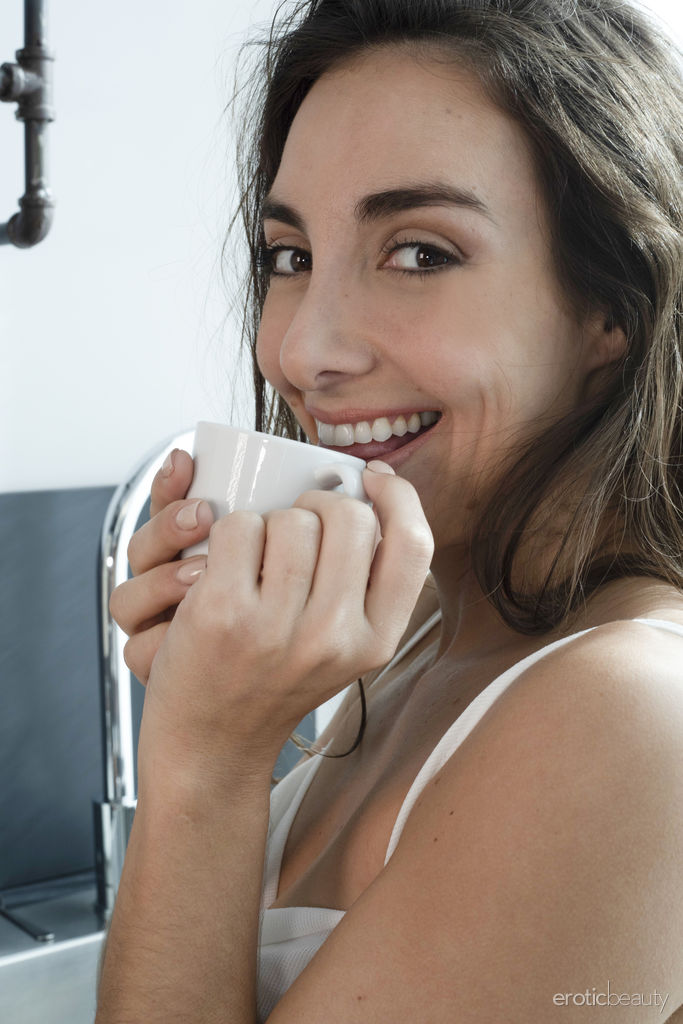 茶色の髪の遊び心のある十代のAna Bbが完全にヌードになる