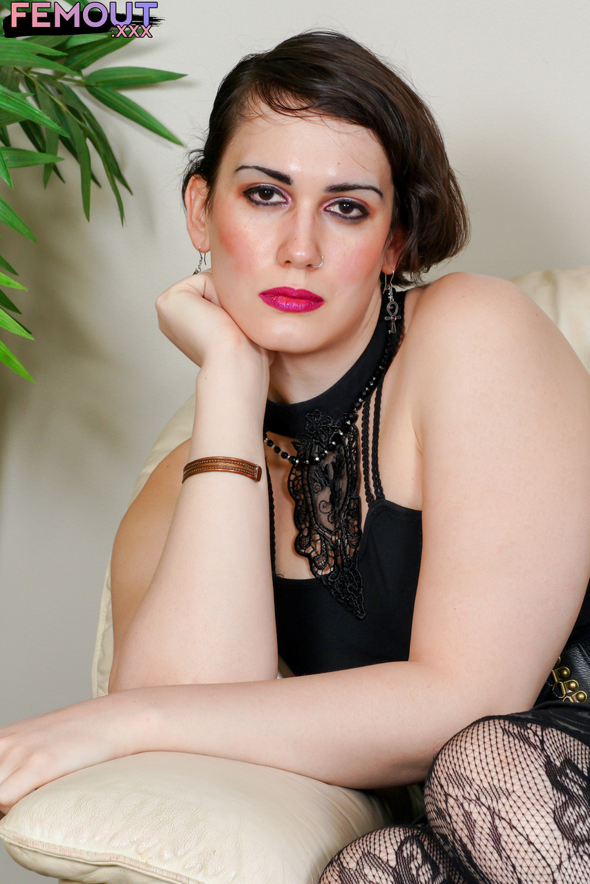 エクレール・アリソン Femout XXXシーンで裸