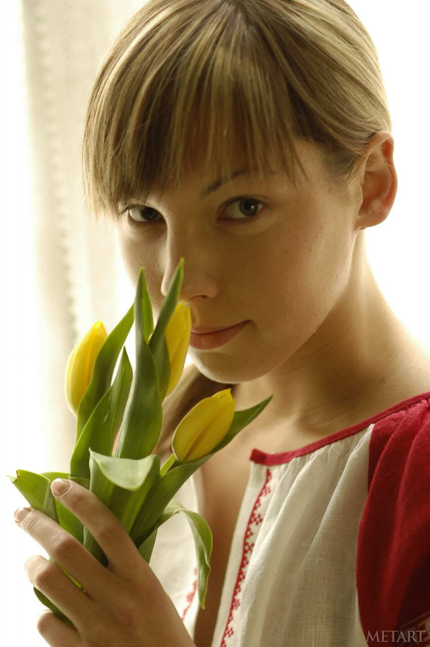 天真少女Zoe A脱下传统服饰裸露她的身体