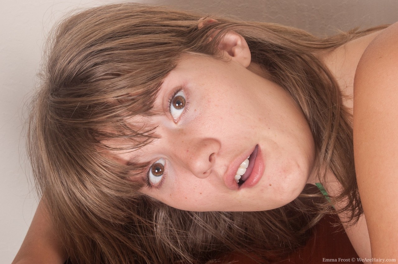 爆乳艾玛·弗罗斯特穿膝袜炫耀腋毛和私处