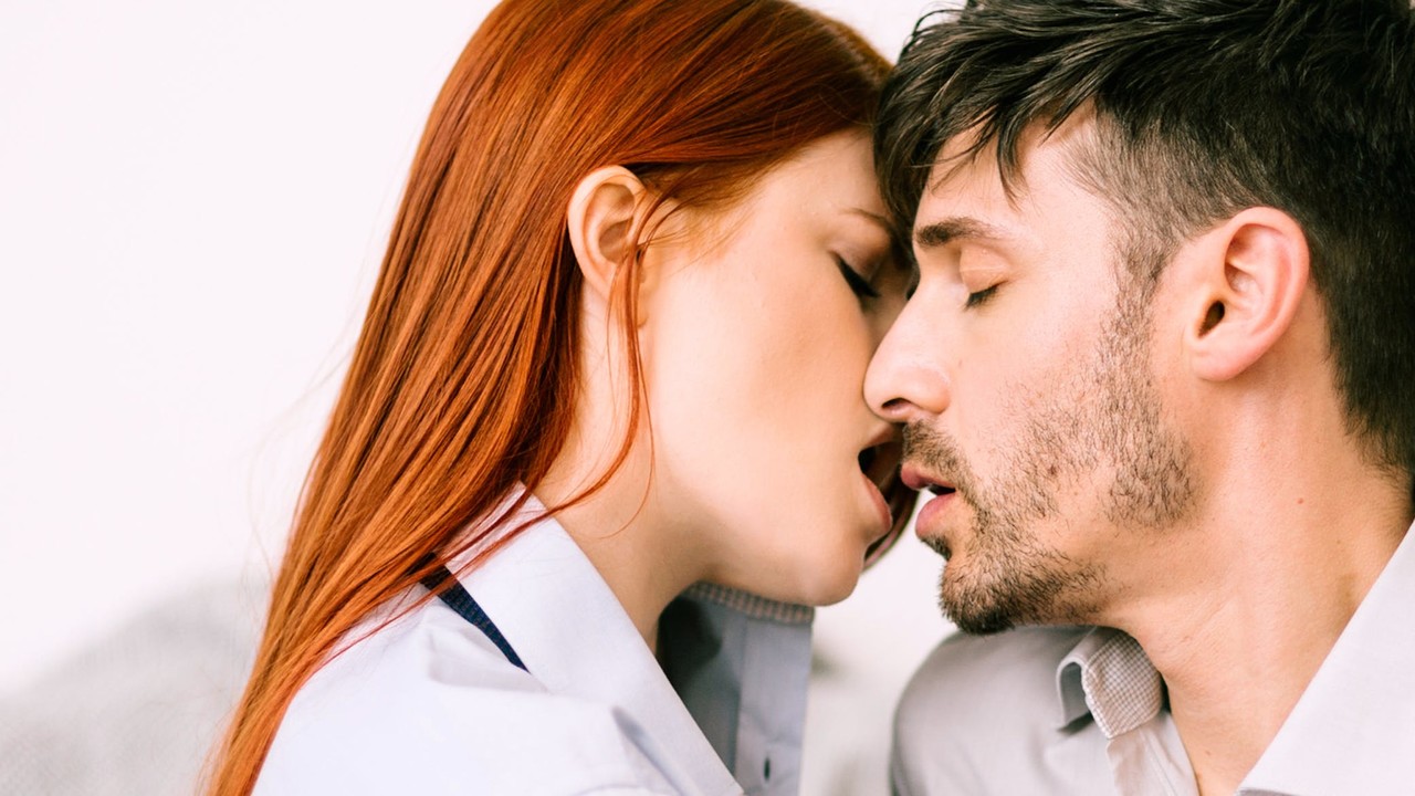 いたずら紅毛美女ルーシー・ハクスリーが彼氏のディープに受け入れる