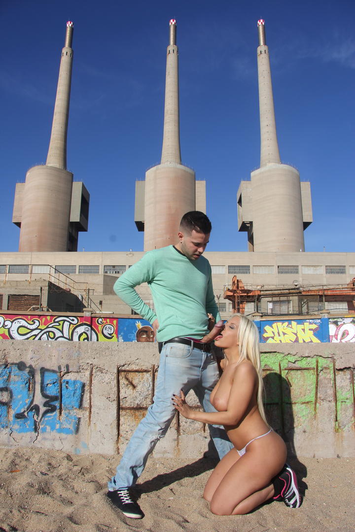 عاهرة لاتينية عارية شقراء فاسرة في الهواء الطلق ومص وغشاء البكارة تمزق