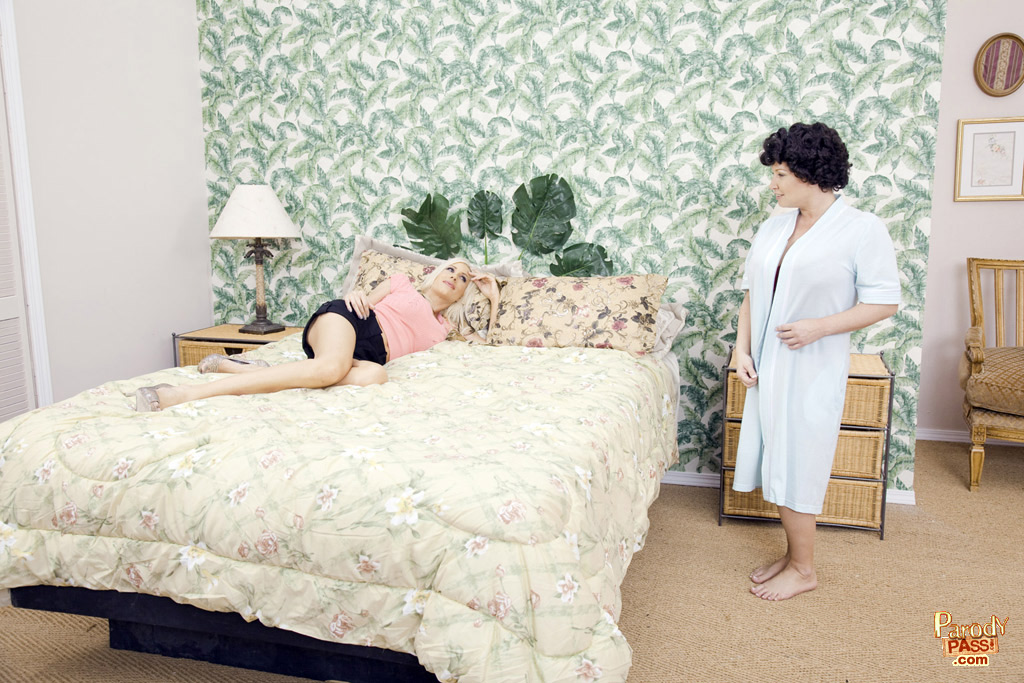 豐滿熟女 Puma Swede 和 Rachel Love 親吻並玩橡膠假陽具