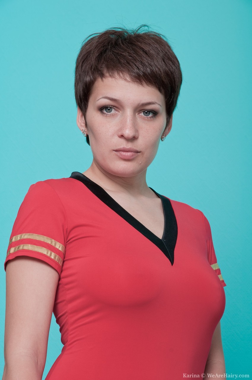 短裙辣妹露內褲走光 展示濃密草叢