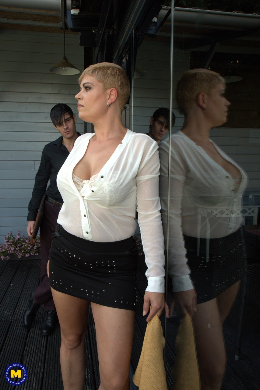 छोटे बालों वाली परिपक्व महिला को छोटे प्रेमी द्वारा गुदा मैथुन