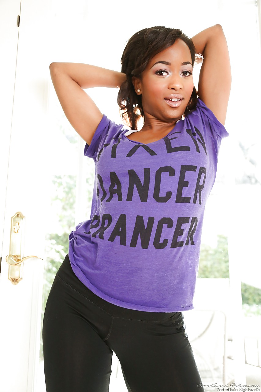 性感黑美人Ivy Sherwood跪地分开翘臀大秀巨乳特写