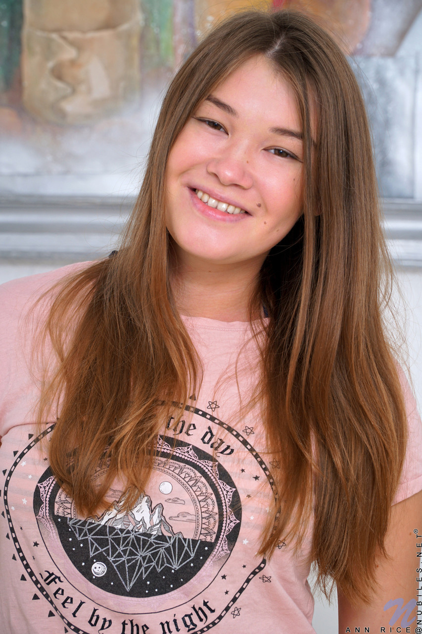 愛らしい美女アン・ライスがトリミングされたマンスにディルドで遊ぶホットなベッドルームでのソロプレイ