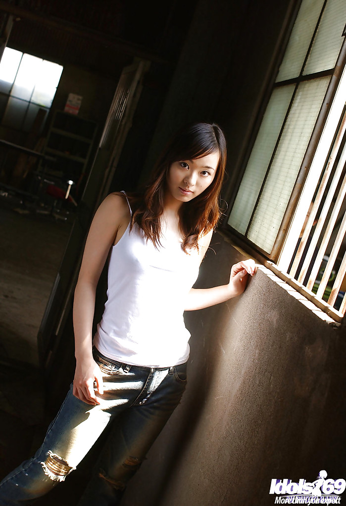 Sexy Asiatique Hikaru Koto Expose Ses Seins Perky