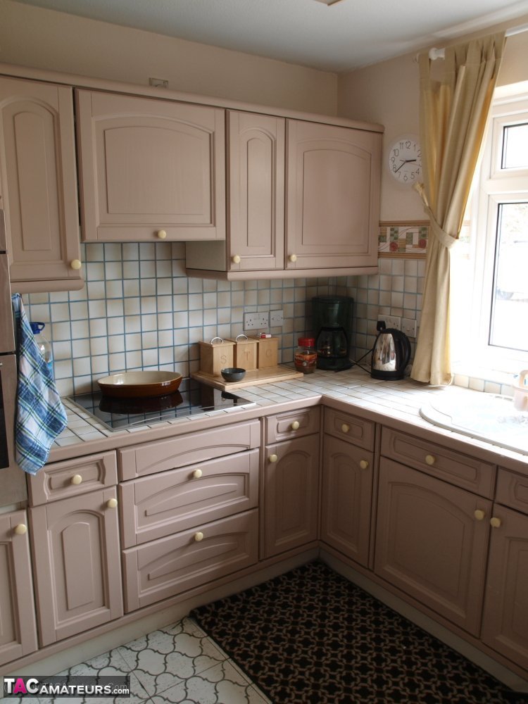 कैसेंड्रा यूके मिल्फ और उसकी समलैंगिक प्रेमिका रसोई प्राक्कथन