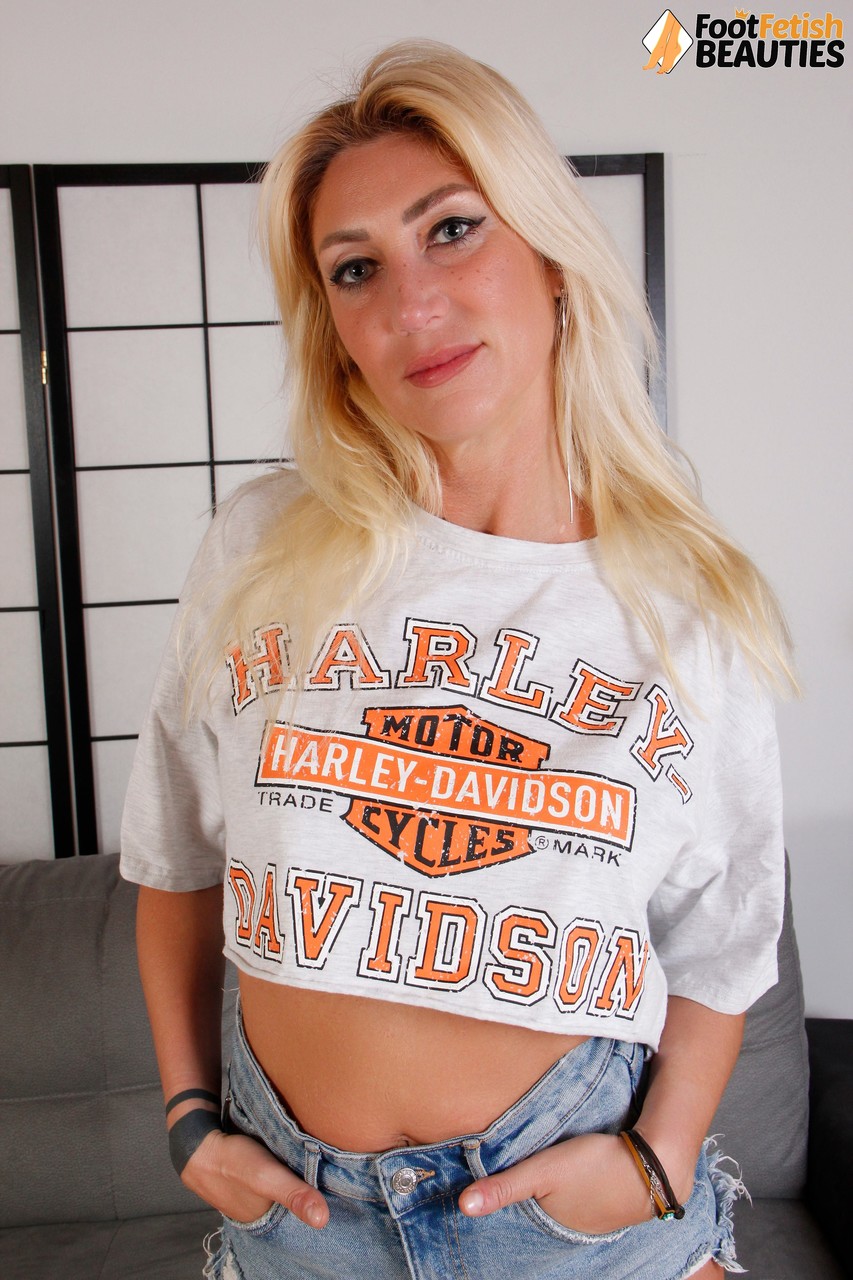 デニース スパイシーが セクシーなブロンドの足を臭い靴下から取り出す