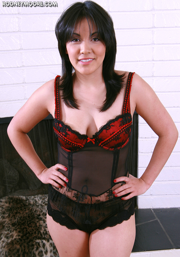 الحنونة الممتلئة هاني باني تُبرز كسها المشعر ومؤخرتها الكبيرة قبل الجنس