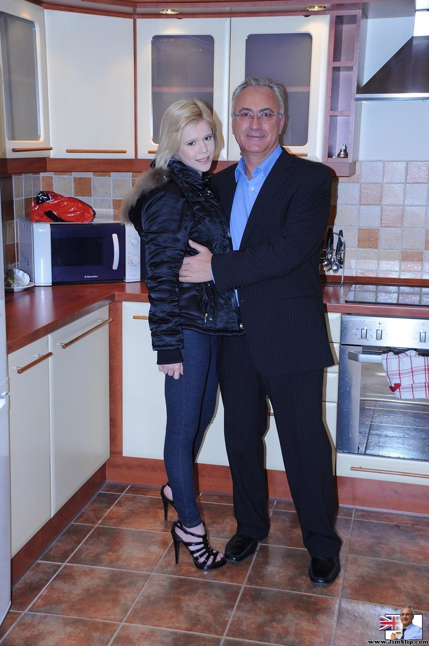 小さな金髪のカントリーキュートなDenni Bは小さなお尻を誇り、カウボーイブーツの中でペニスに乗っている