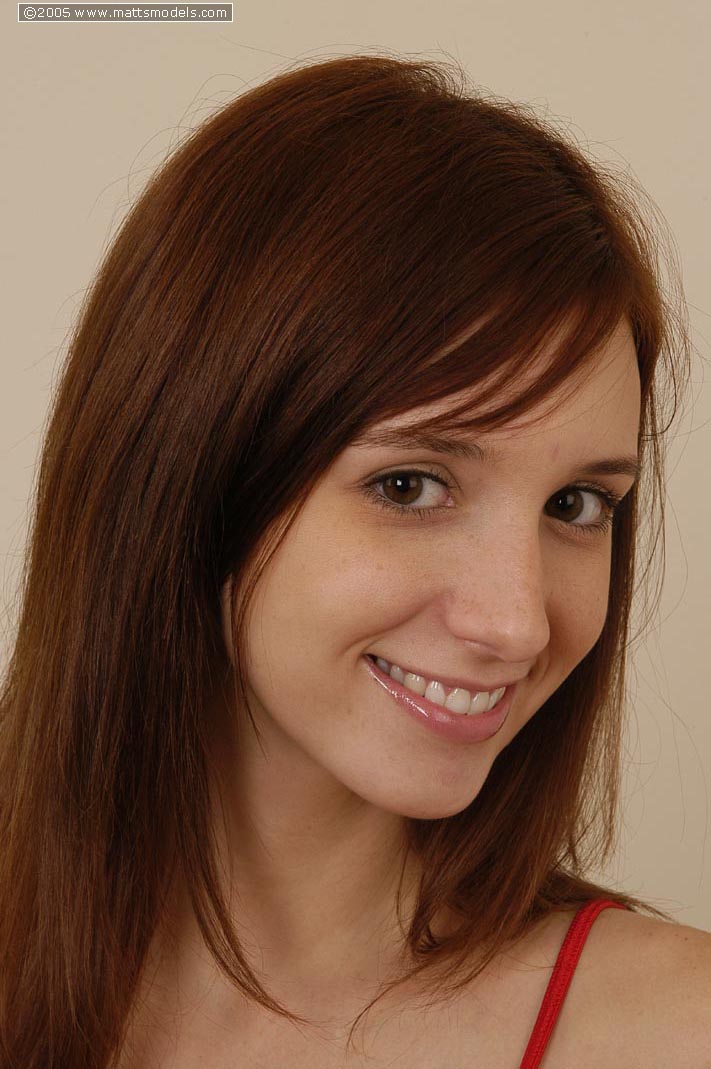 Ação De Perto Com Uma Garota Morena Do Lado Esticando Sua Buceta