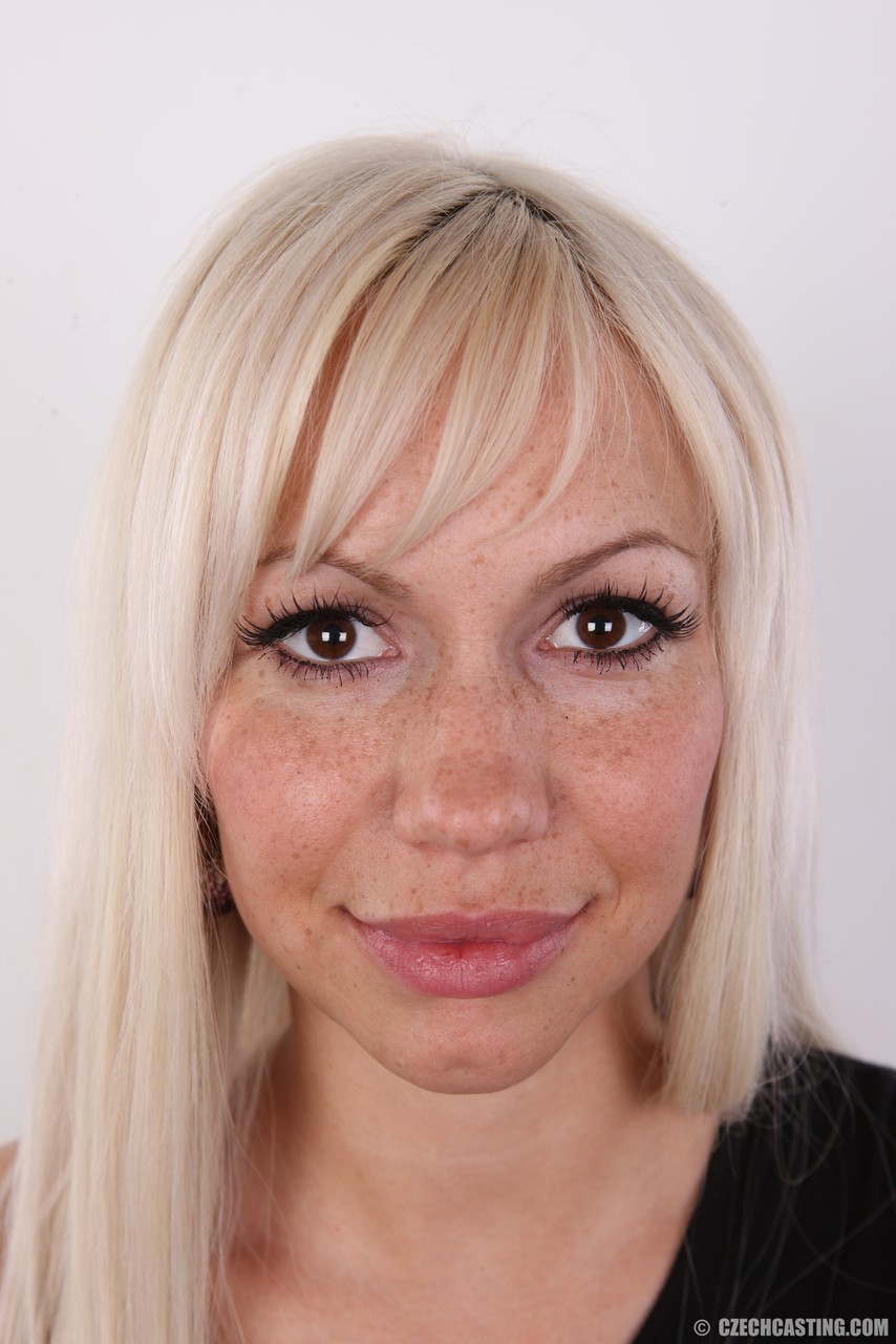 Rubia Amateur Con Grandolas Y Pecas Se Quéda Desnuda Después De Desvestirse